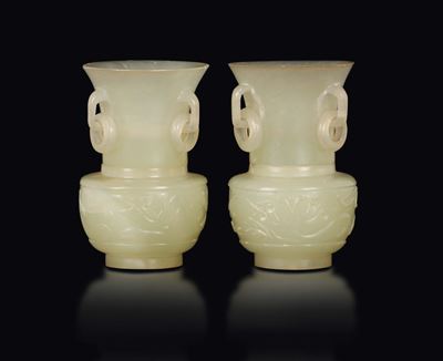 Coppia di Vasetti in Giada Bianca con Anse Ad Anelli. Cina, Dinastia Qing, XIX Secolo