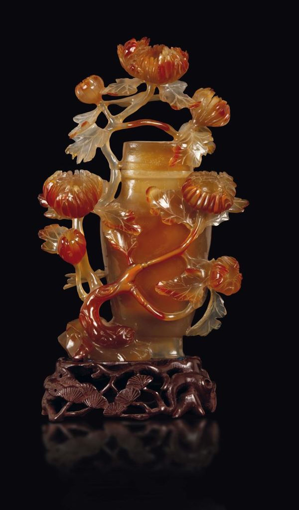 Vaso con coperchio scolpito in agata con fiori a rilievo, Cina, XX secolo