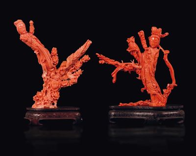 Due Sculture in Corallo Raffiguranti Guanyin Attorniate da Fiori ed Uccellini, Cina, Inizio XX Se...