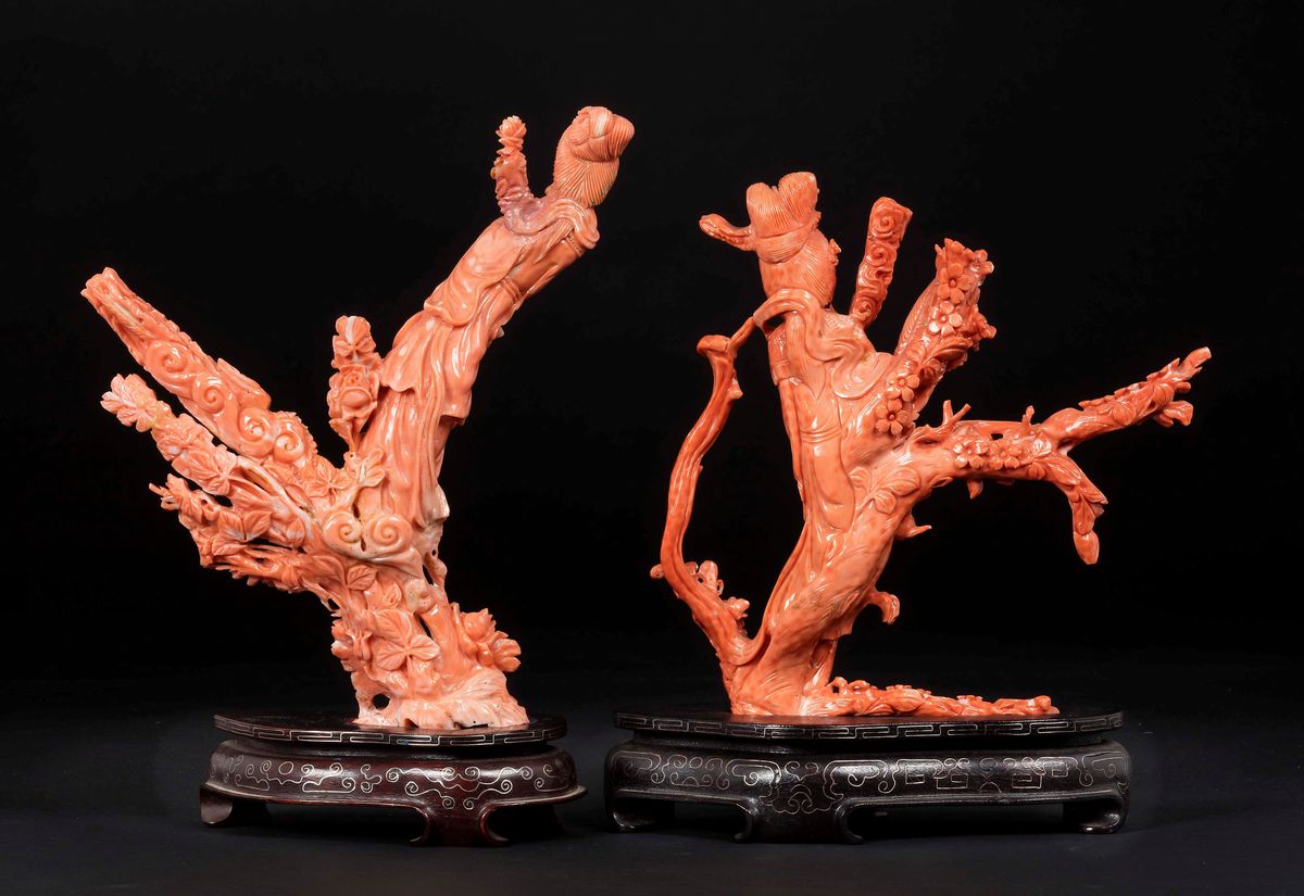 Due Sculture in Corallo Raffiguranti Guanyin Attorniate da Fiori ed Uccellini, Cina, Inizio XX Se...