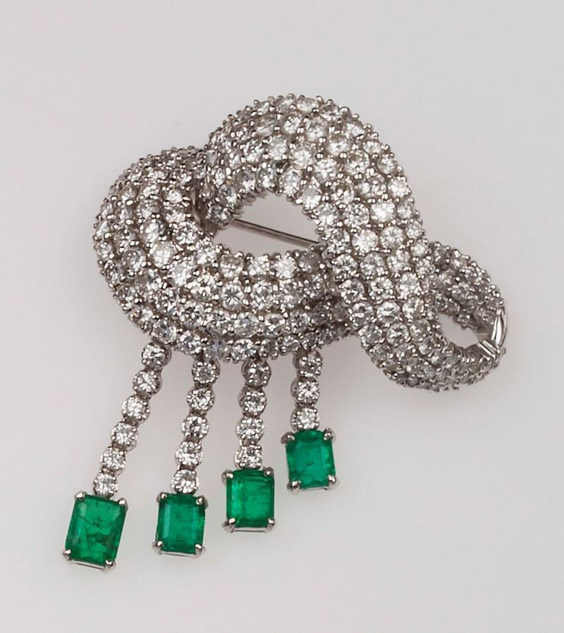 Spilla “Nodo” con smeraldi Colombia e diamanti taglio a brillante  - Asta Fine Jewels - II - Cambi Casa d'Aste