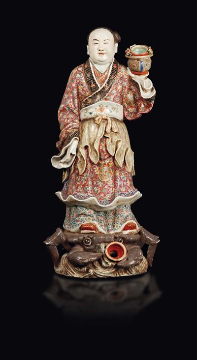 Figura di Dignitario in Porcellana a Smalti Policromi con Versatoio, Cina, Dinastia Qing, Fine XI...