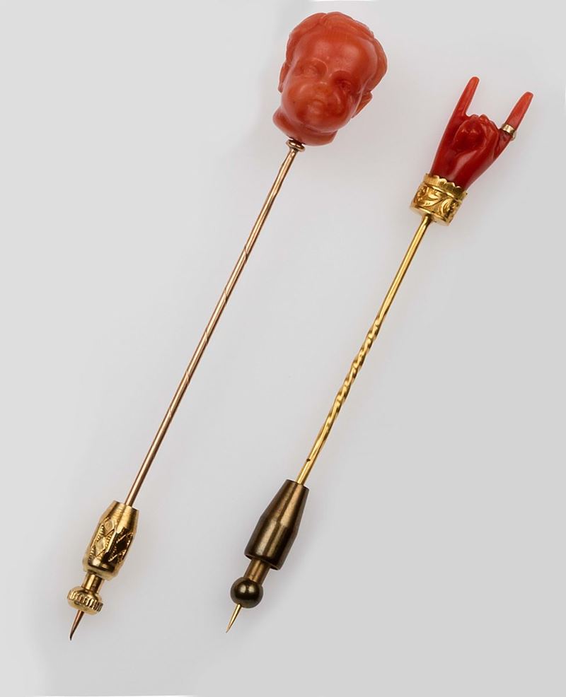 Lot of two coral tie pins  - Auction Fine Jewels - II - Cambi Casa d'Aste
