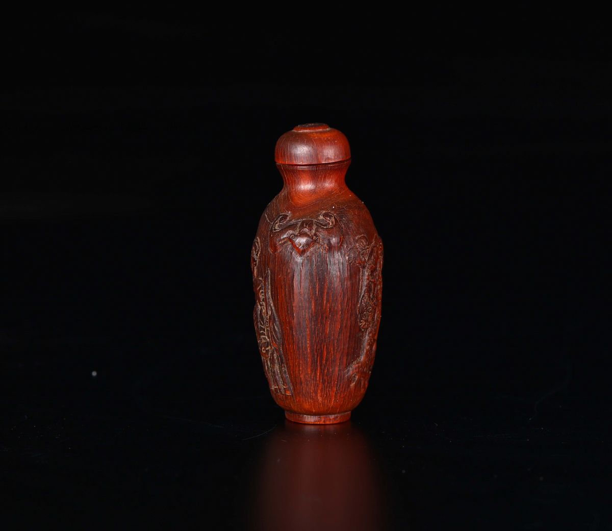 Snuff Bottle in Corno di Bufalo con Decoro a Rilievo, Cina, Dinastia Qing, XVIII Secolo
