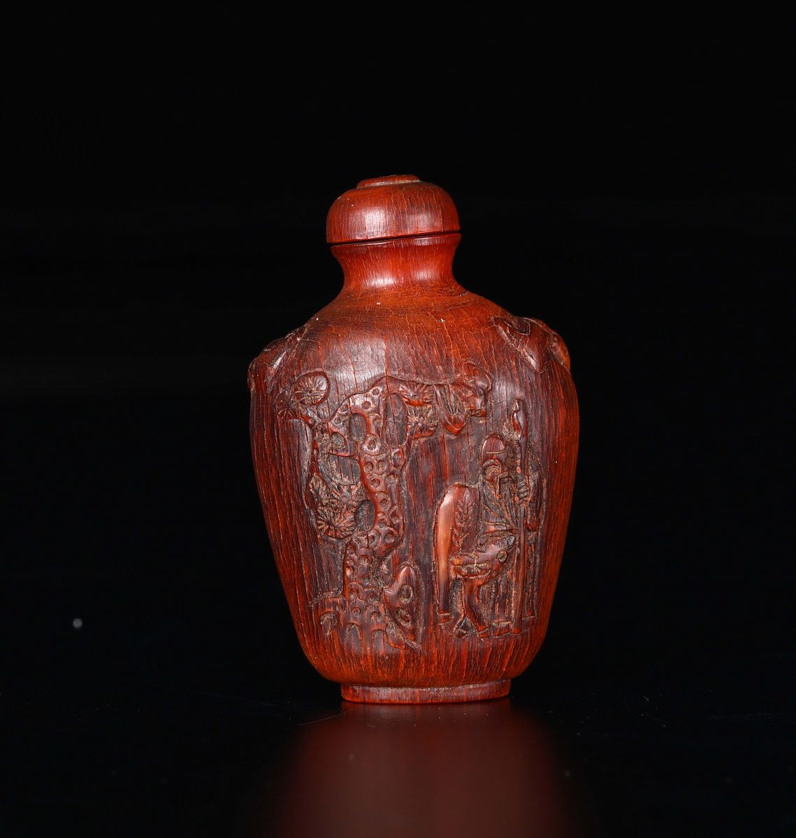 Snuff Bottle in Corno di Bufalo con Decoro a Rilievo, Cina, Dinastia Qing, XVIII Secolo