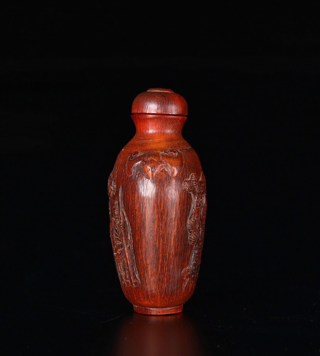 Snuff Bottle in Corno di Bufalo con Decoro a Rilievo, Cina, Dinastia Qing, XVIII Secolo