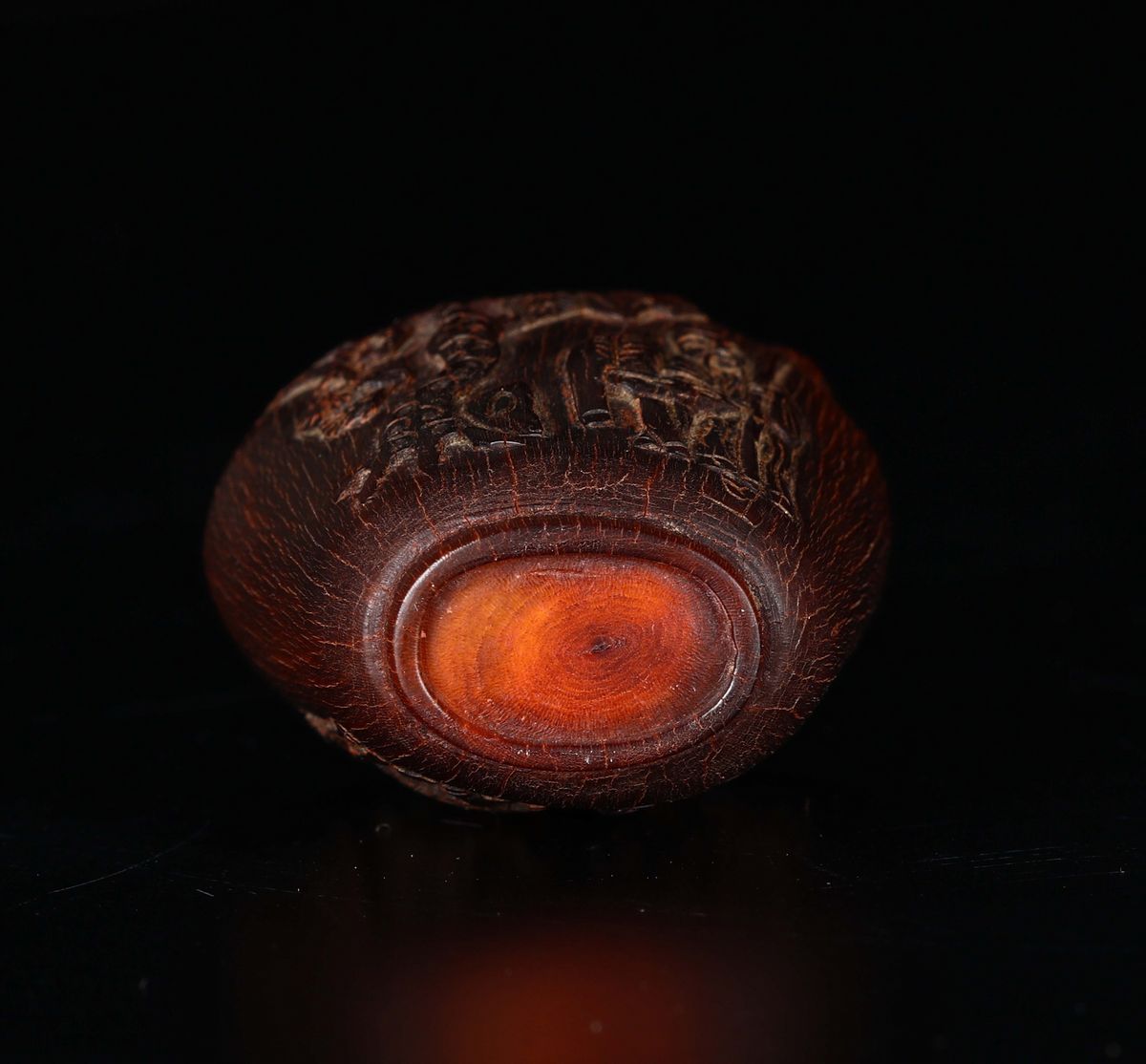 Snuff Bottle in Corno di Bufalo con Decoro a Rilievo, Cina, Dinastia Qing, XVIII Secolo
