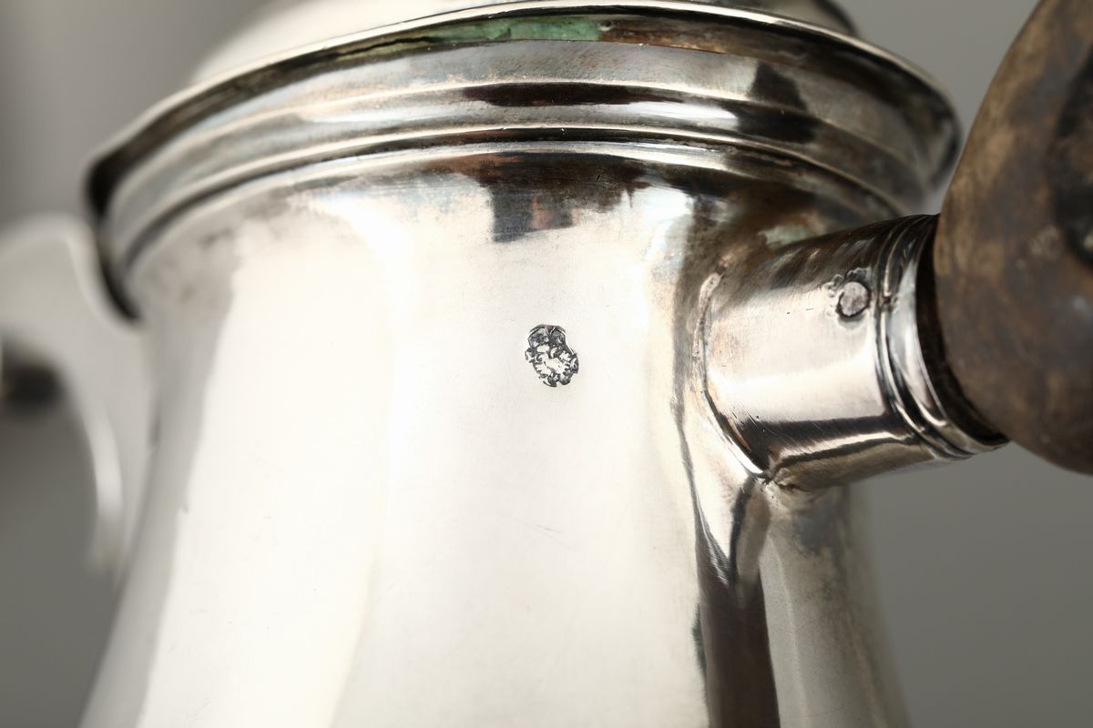 Caffettiera in Argento Fuso, Sbalzato e Cesellato, Manifattura Austro Ungarica del 1776, Argentie...