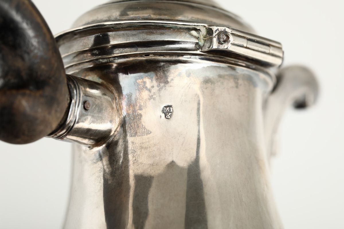 Caffettiera in Argento Fuso, Sbalzato e Cesellato, Manifattura Austro Ungarica del 1776, Argentie...