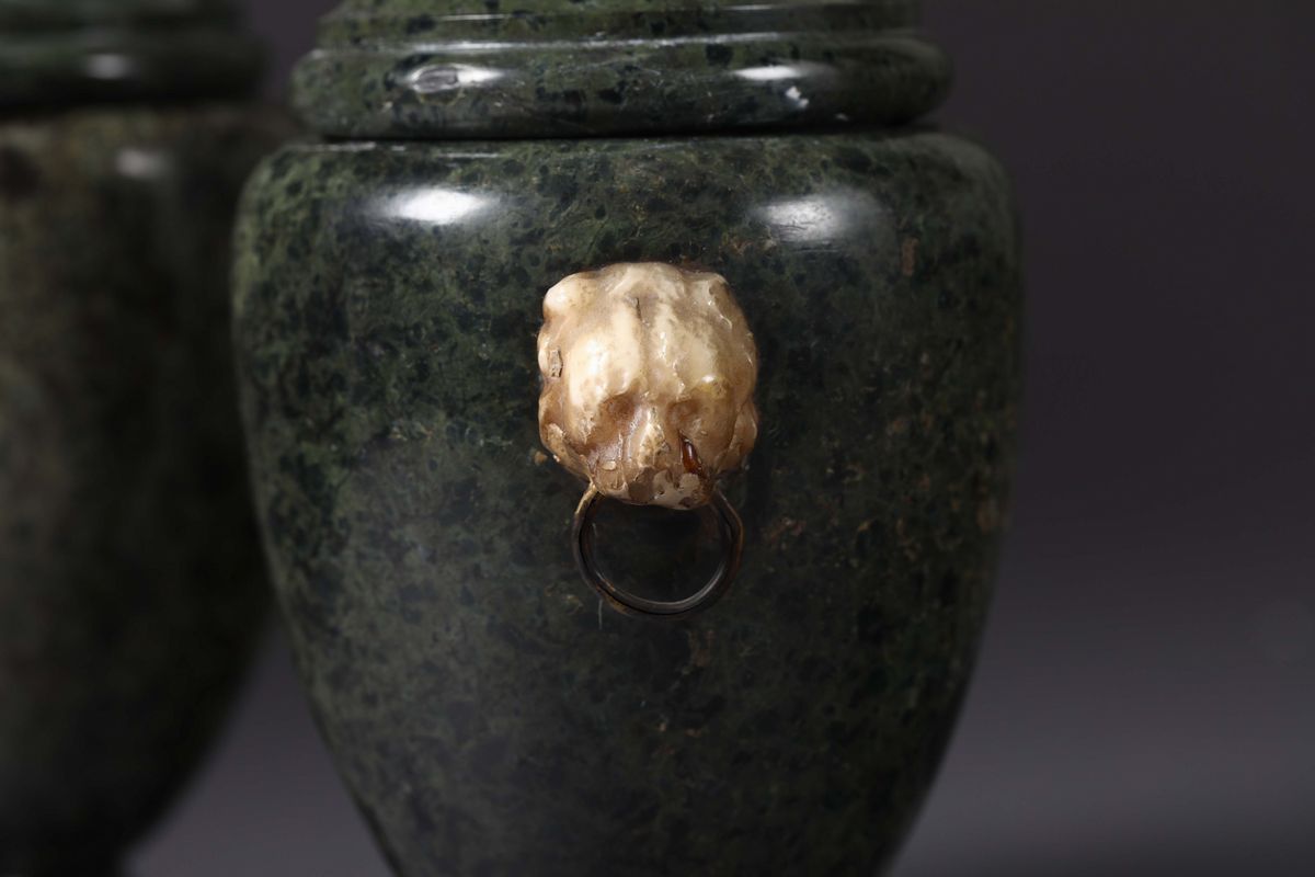 Coppia di Vasi in Marmo Verde e Alabastro. Arte Neoclassica Italiana (roma?), XIX Secolo