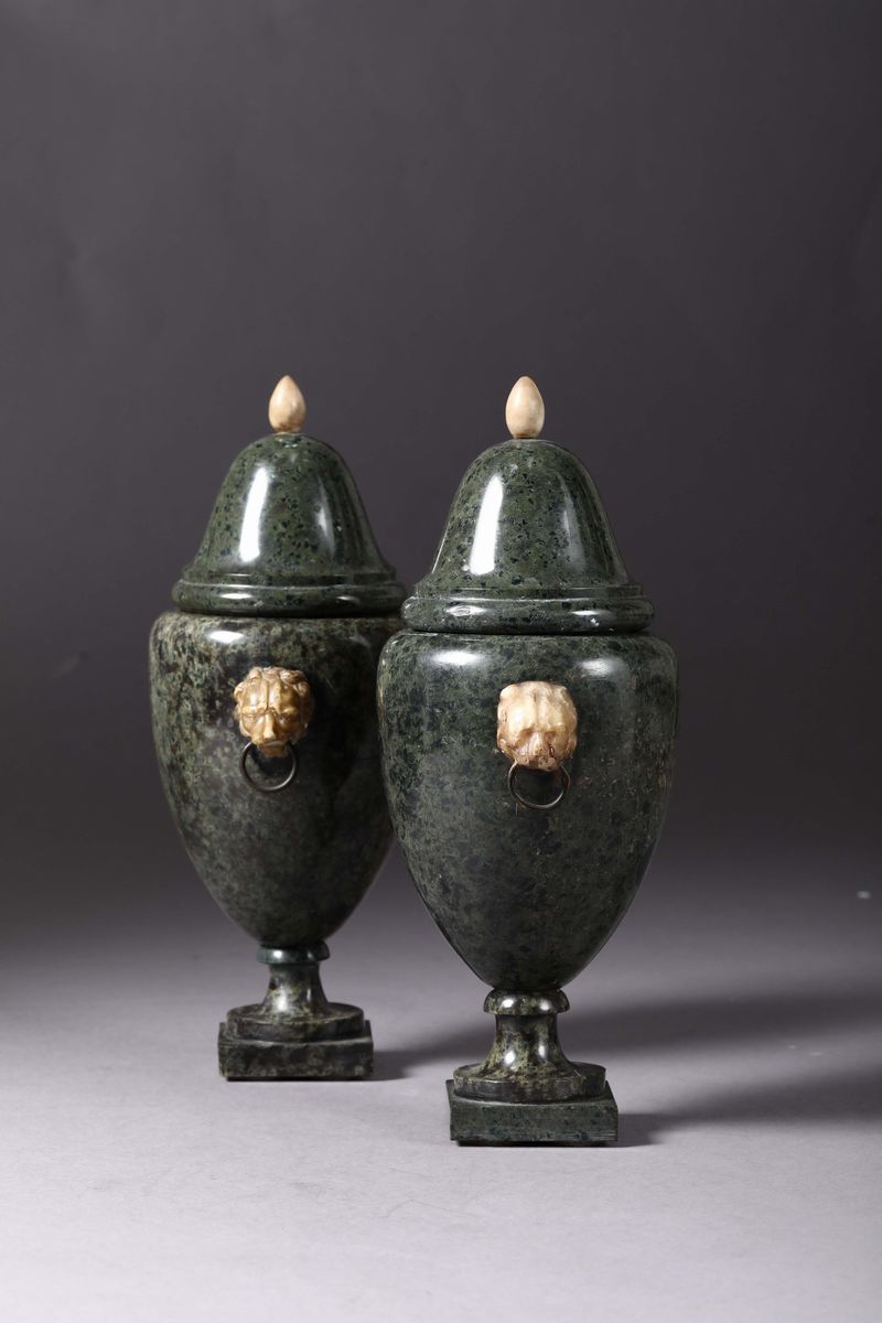 Coppia di Vasi in Marmo Verde e Alabastro. Arte Neoclassica Italiana (roma?), XIX Secolo