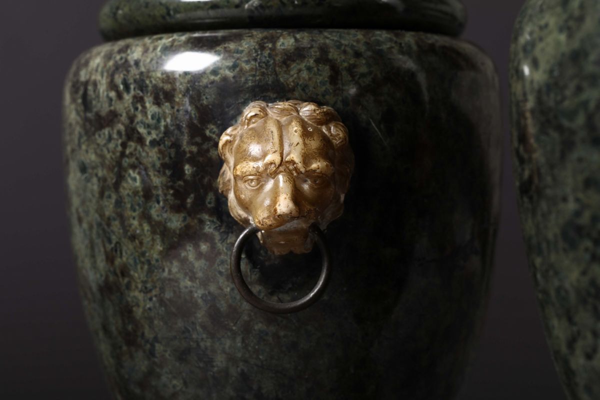Coppia di Vasi in Marmo Verde e Alabastro. Arte Neoclassica Italiana (roma?), XIX Secolo