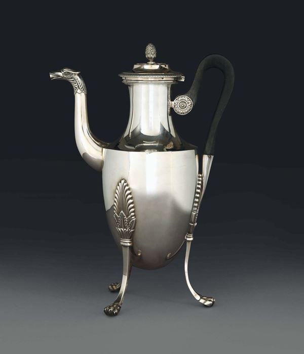 Caffettiera in argento fuso, sbalzato e cesellato, Parigi, marchio di garanzia in uso dal 1793 -1794 e bollo dell’argentiere.