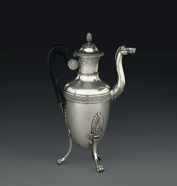 Caffettiera in argento fuso, sbalzato e cesellato, Parigi, marchi di garanzia in uso dal 1809 al 1819 e dal 1819 al 1838 e bollo dell’argentiere.
