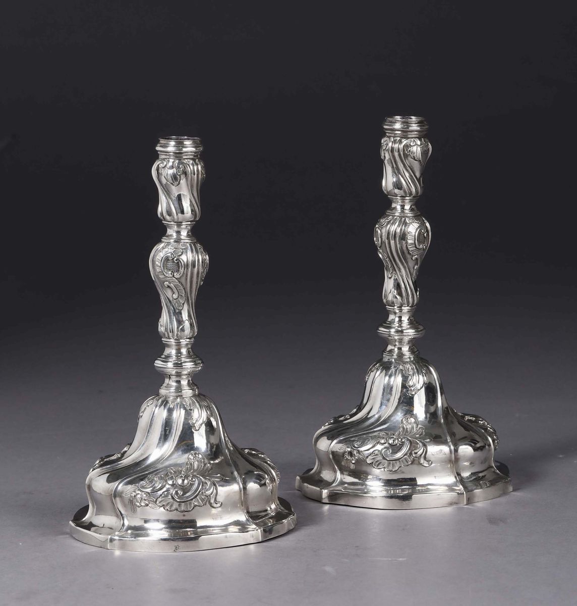 Coppia di Candelieri in Argento Sbalzato e Cesellato, Genova, Terzo Quarto del XVIII Secolo, Marc...