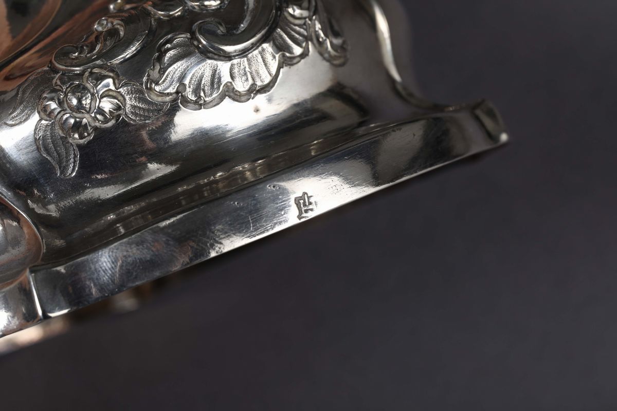 Coppia di Candelieri in Argento Sbalzato e Cesellato, Genova, Terzo Quarto del XVIII Secolo, Marc...