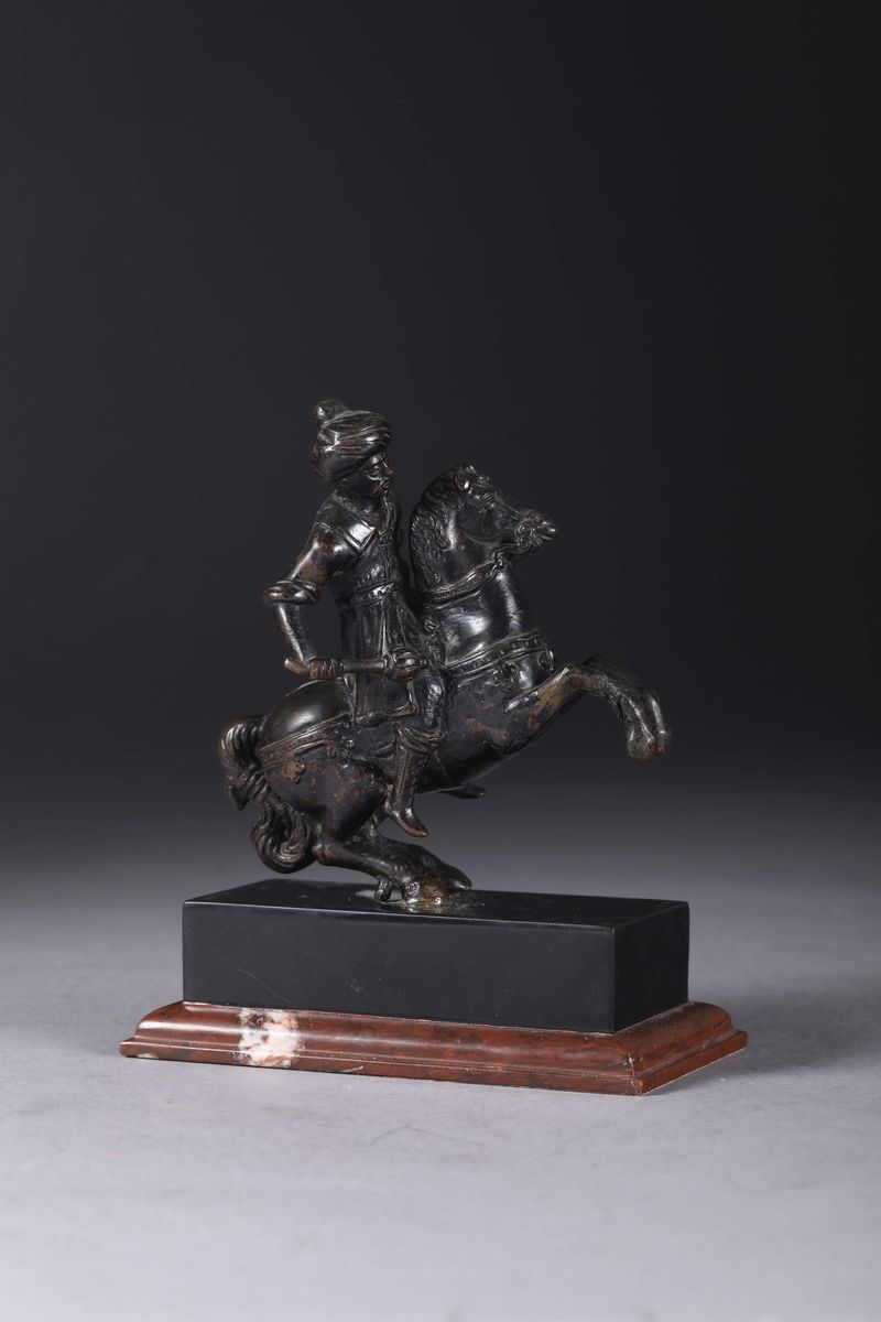 Cavaliere Ottomano in Bronzo Fuso e Cesellato. Fonditore Tedesco o Veneto del XVI Secolo