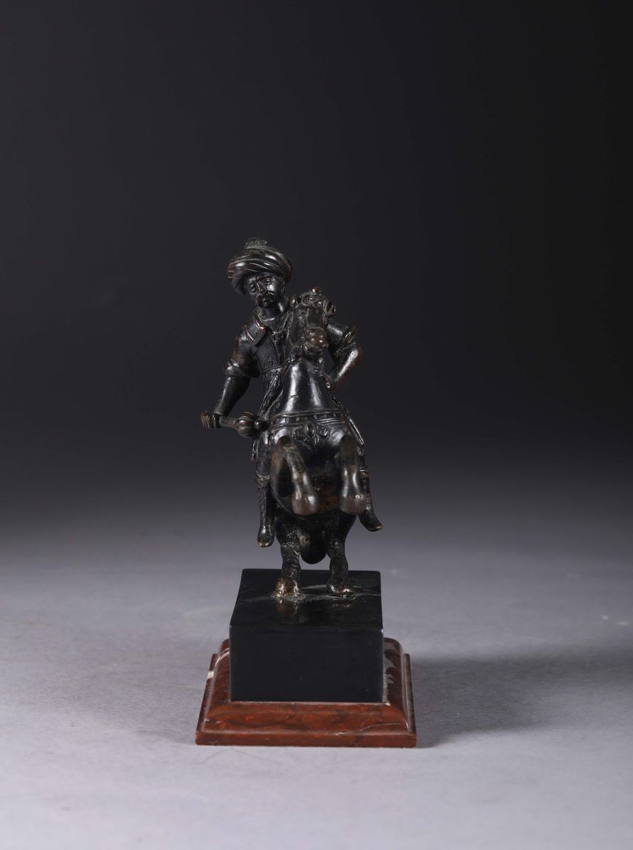 Cavaliere Ottomano in Bronzo Fuso e Cesellato. Fonditore Tedesco o Veneto del XVI Secolo