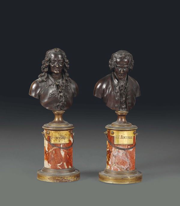 Coppia di busti raffiguranti i filosofi Voltaire e Russeau in bronzo fuso e cesellato. Francia XIX secolo