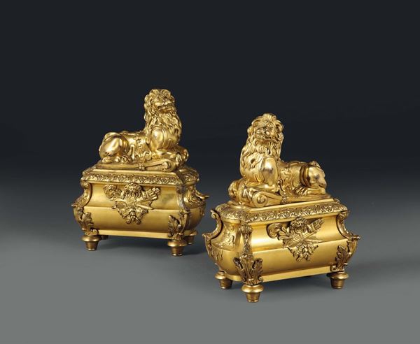 Coppia di leoni accovacciati in bronzo dorato, Francia XIX secolo
