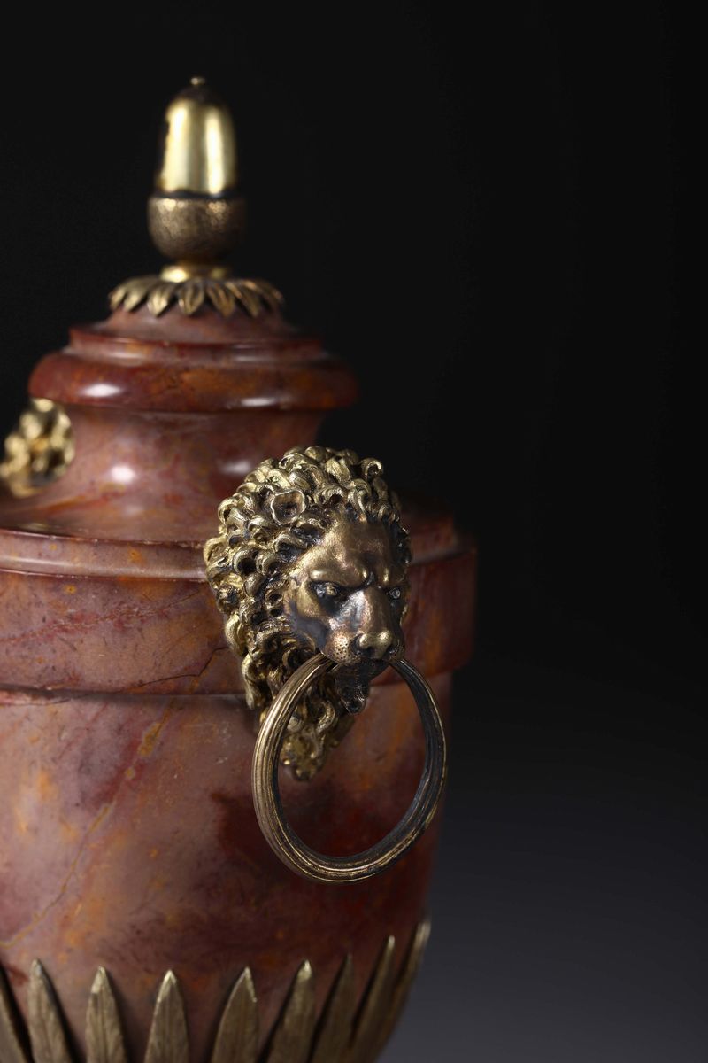 Vaso Neoclassico in Rosso Antico con Mascheroni in Bronzo Dorato, Roma, Fine del XVIII Secolo. Am...