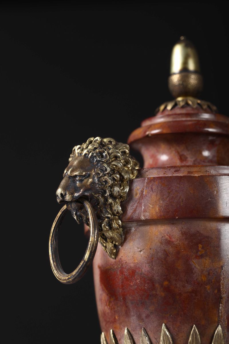 Vaso Neoclassico in Rosso Antico con Mascheroni in Bronzo Dorato, Roma, Fine del XVIII Secolo. Am...