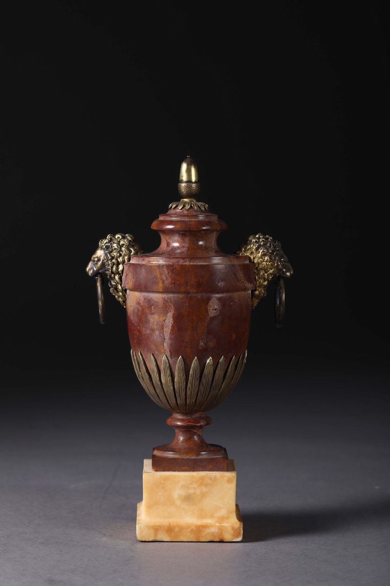 Vaso Neoclassico in Rosso Antico con Mascheroni in Bronzo Dorato, Roma, Fine del XVIII Secolo. Am...