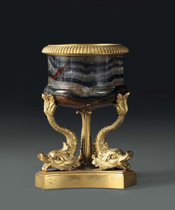 Vasetto in Bluejohn cilindrico sorretto da delfini in bronzo dorato, Francia XIX secolo
