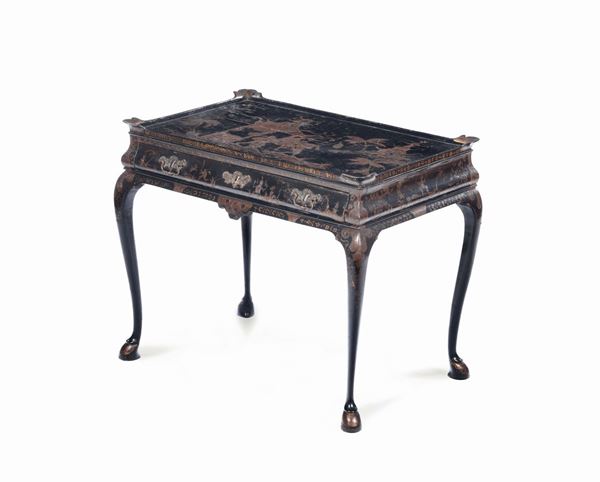 A Louis XV writing desk lacquered in chinoiseries, Piedmont 18th century