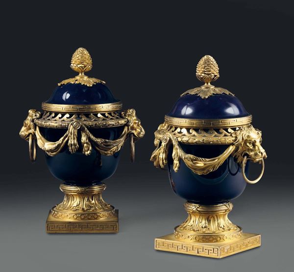 Coppia vasi in porcellana a fondo blu con applicazione di bronzi dorati, Francia XIX secolo