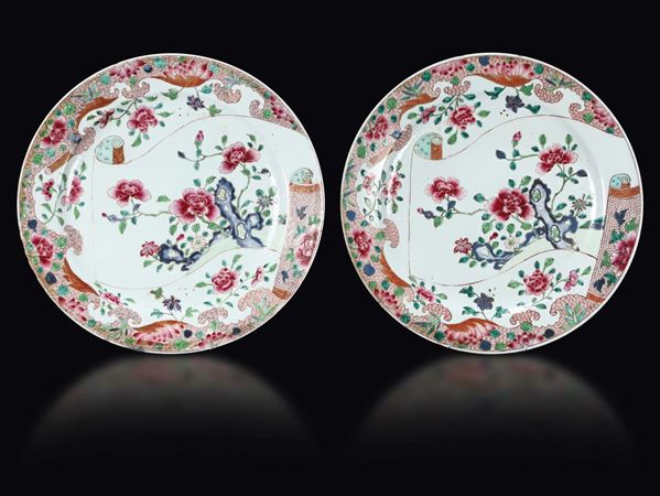 Coppia di grandi piatti in porcellana Famiglia Rosa a decoro naturalistico, Cina, Dinastia Qing, epoca Qianlong (1736-1795)