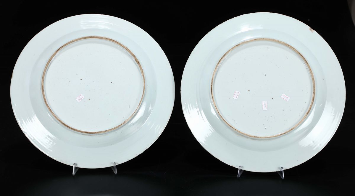 Coppia di Grandi Piatti in Porcellana Famiglia Rosa a Decoro Naturalistico, Cina, Dinastia Qing, ...