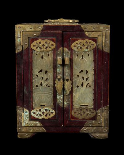 Portagioie in Legno con Profili in Giada Bianca, Cina, Inizio XX Secolo