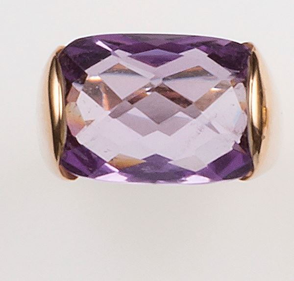 Lot consisting of a gold and amethyst brooch