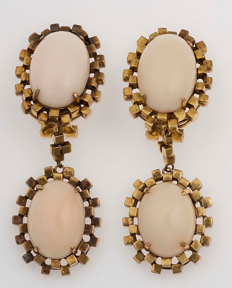 Pair of coral pendent earrings  - Auction Fine Jewels - II - Cambi Casa d'Aste