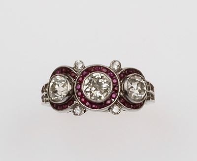 Anello con Tre Diamanti di Vecchio Taglio e Piccoli Rubini