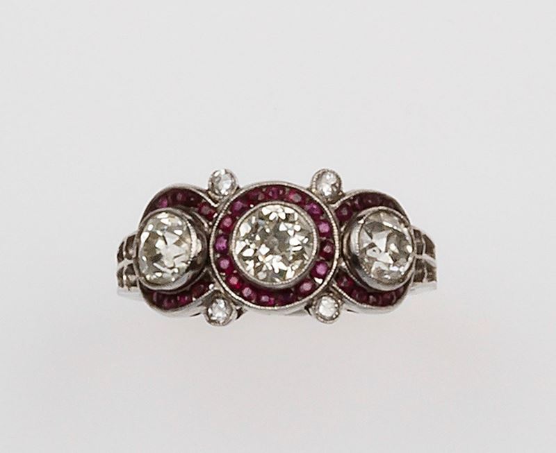 Anello con tre diamanti di vecchio taglio e piccoli rubini  - Asta Fine Jewels - II - Cambi Casa d'Aste