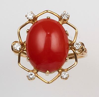 Anello con Corallo Taglio Cabochon e Diamanti