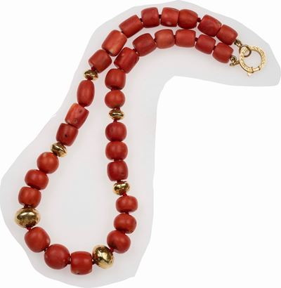 Collana con Boules di Corallo a Scalare Alternate a Boules in Oro