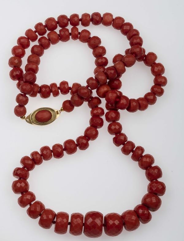 Graduated coral beads necklace with a gold clasp