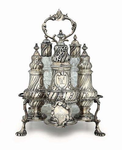 Cruet in Argento Sterling Fuso, Sbalzato, Cesellato e Vetri Incisi. Bollo della Città di Londra p...