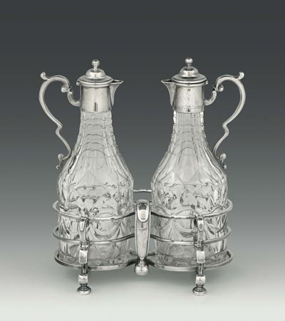 Cruet in Argento Sterling Fuso, Sbalzato e Traforato e Vetri Molati, Londra 1713, Argentiere Pier...