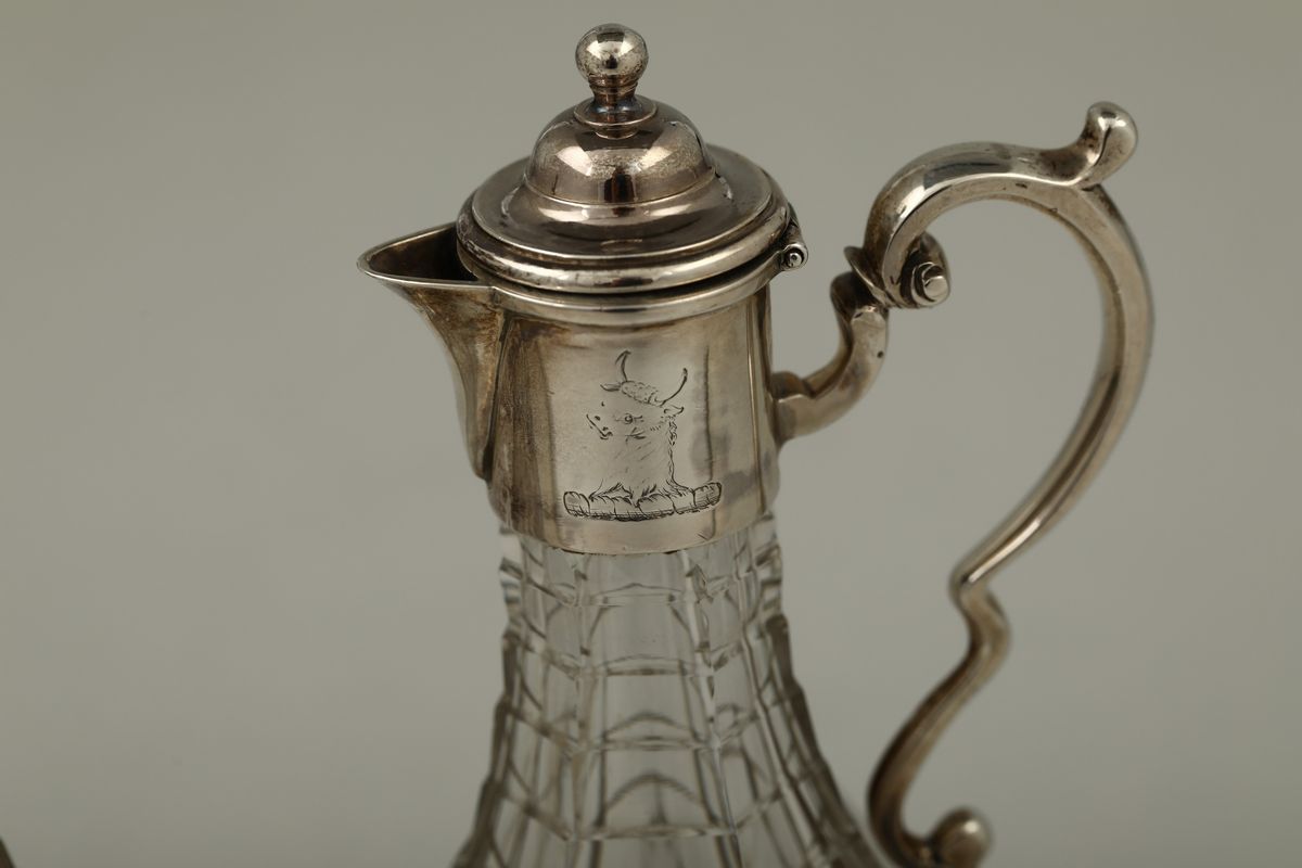 Cruet in Argento Sterling Fuso, Sbalzato e Traforato e Vetri Molati, Londra 1713, Argentiere Pier...