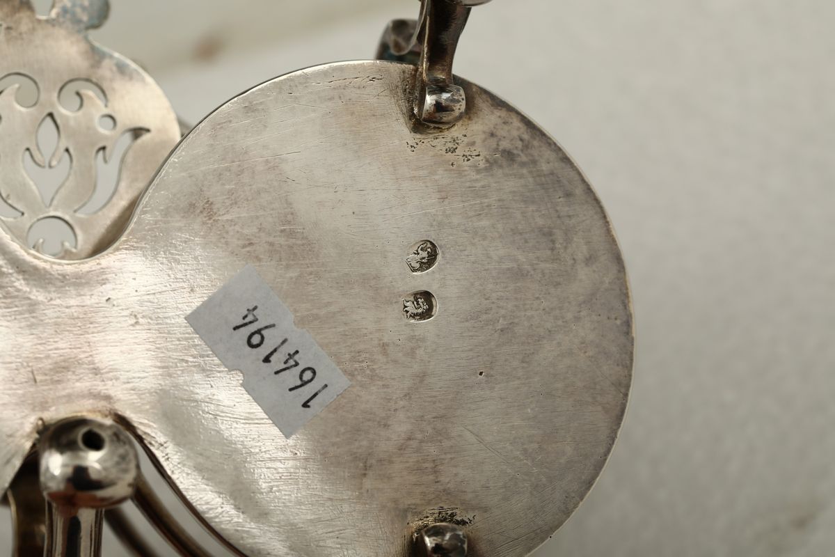 Cruet in Argento Sterling Fuso, Sbalzato e Traforato e Vetri Molati, Londra 1713, Argentiere Pier...