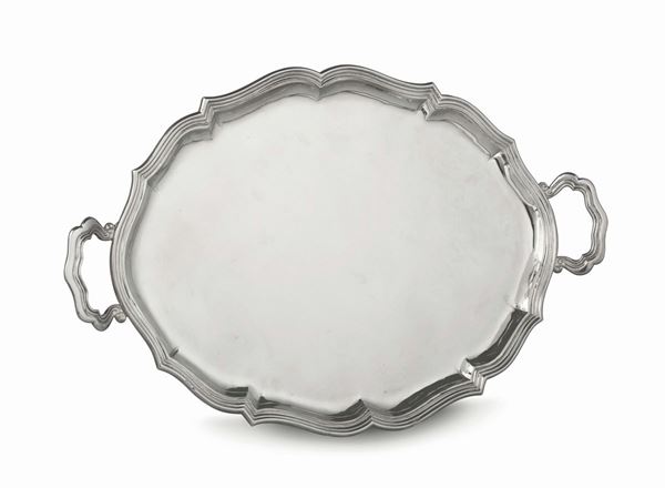 A tray in embossed silver, Venetian manufacture of the 20th century, marks for silversmith M.P. and lion in moleca not relevant