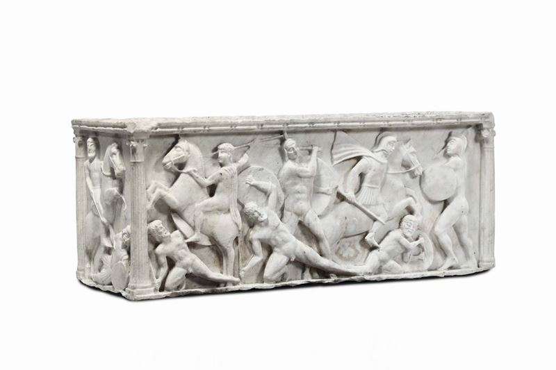Sarcofago in marmo bianco scolpito a bassorilievo con scena classica di battaglia, XIX-XX secolo  - Asta Antiquariato - Cambi Casa d'Aste