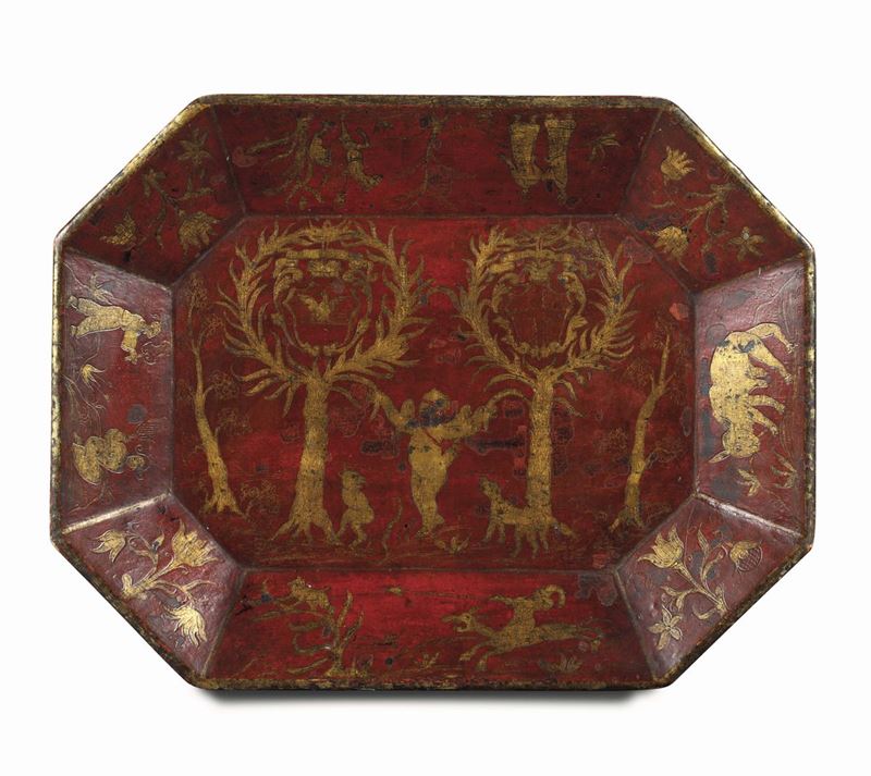 An octagonal tray in lacquered wood with Chinese patterns, Venice 18th century  - Auction Taste, Furniture and Residences, An Italian Collection - Cambi Casa d'Aste