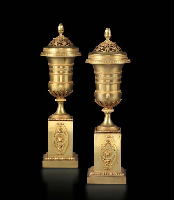 Coppia di vasi candelieri in bronzo in stile Luigi XVI, Francia XIX secolo