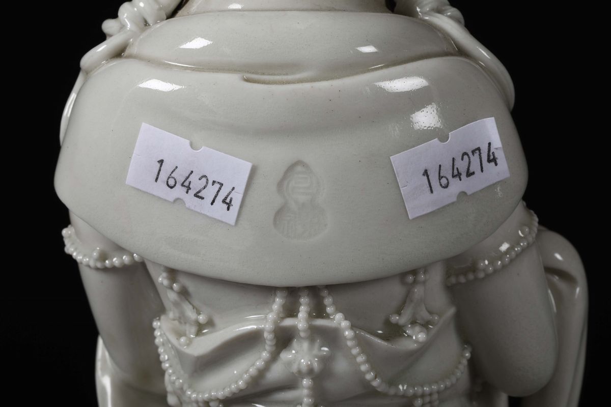 Guanyin in Porcellana Blanc De Chine, Cina, Periodo Kangxi XVIII Secolo