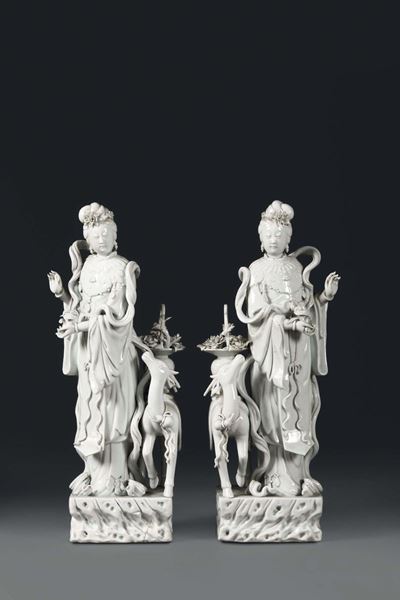 Coppia di Guanyin con Cervi in Porcellana Blanc De Chine, Cina, Dinastia Qing, XIX Secolo